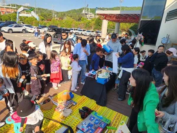춘천타이거스 아이스하키단 '기부 바자회' 현장 사진. (사진제공=춘천타이거스 아이스하키팀)