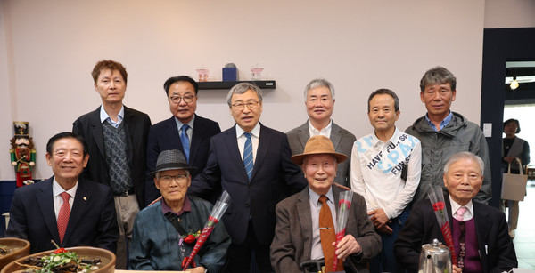 정근식 서울시교육감(뒷줄 좌측에서 세번째)이 11일 모교인 전북 익산 황등초를 방문했다. (사진제공=서울특별시교육청)