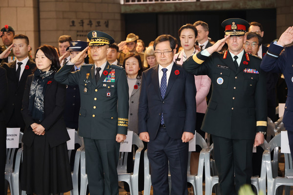 25일 전쟁기념관에서 열린 안작데이 추모행사에서 귀빈들이 묵념하는 모습이다. (왼쪽 두번째부터 강신철 연합사 부사령관, 백승주 전쟁기념사업회장, 데릭 매컬레이 유엔사 부사령관). (출처=전쟁기념관)