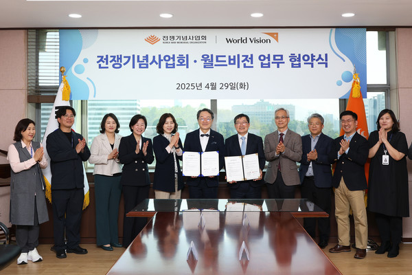 백승주 전쟁기념사업회장(오른쪽 다섯번째)과 조명환 한국 월드비전 회장(오른쪽 여섯번째), 양동학 전쟁기념사업회 사무총장(오른쪽 네번째) 등 양 기관 관계자들이 29일 전쟁기념관에서 열린 양 기관 업무협약식에서 기념사진을 찍는 모습이다. (출처=전쟁기념사업회)