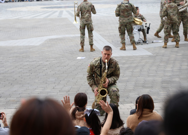 전쟁기념관에서 열린 어린이날 문화축제에서 미8군 브라스 밴드 공연이 진행되는 모습이다. (출처=전쟁기념사업회)