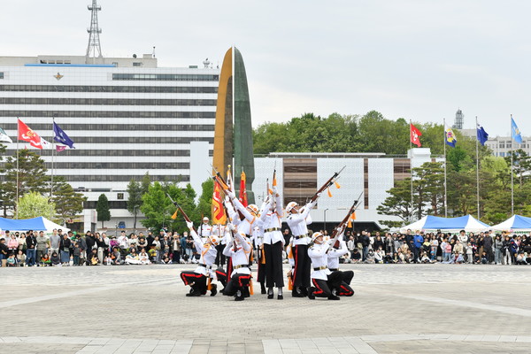 전쟁기념관에서 열린 어린이날 문화축제에서 해병대 군악의장행사가 진행되는 모습이다. (출처=전쟁기념사업회)