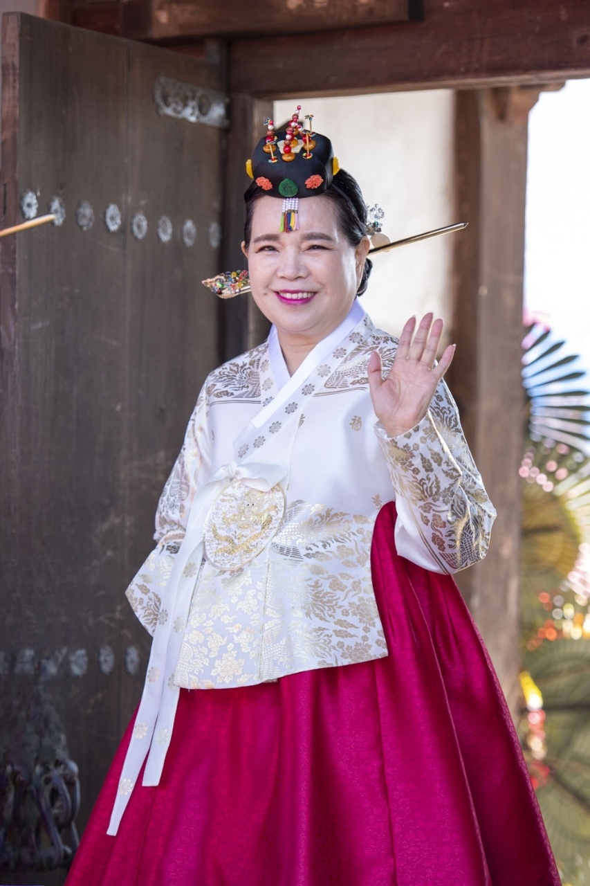 Senior walking coach, Bae Eun-ja.