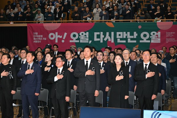 18일(일) 서울시청 다목적홀에서 열린 '5·18민주화운동 제45주년 기념 서울행사'에 참석한 오세훈 서울시장이 국기에 대한 맹세를 하고있다. (출처=서울시)