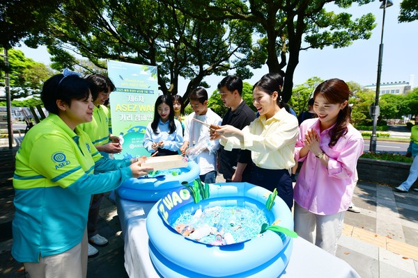 ASEZ WAO가 개최한 거리캠페인에서 참가자들이 플라스틱 낚시게임을 하며 플라스틱 쓰레기 수거 체험을 하고 있다. 이번 행사는 ASEZ WAO의 '2040 플라스틱 프리' 캠페인 일환이다. (사진제공=하나님의교회)