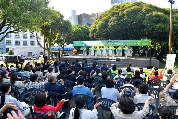 '2040 플라스틱 프리' 캠페인의 일환으로 25일 제주에서 열린 버스킹에서 ASEZ WAO 중창단이 환경노래를 부르고 있다. ASEZ WAO가 개최한 행사에 각계 인사들과 시민들이 참여해 손을 흔들며 함께하고 있다. (사진제공=하나님의교회)