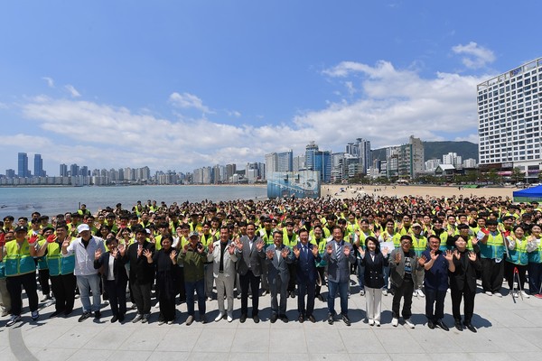 '2040 플라스틱 프리' 캠페인의 일환으로 ASEZ WAO가 25일 부산에서 개최한 거리캠페인과 정화활동에 각계 인사와 ASEZ WAO 회원, 시민 등 약 600명이 참여했다. (사진제공=하나님의교회)