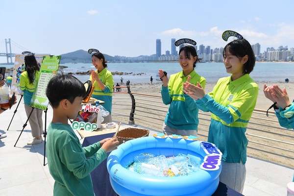 ASEZ WAO가 '2040 플라스틱 프리' 캠페인의 일환으로 25일 부산에서 개최한 거리캠페인에서 초등학생이 플라스틱 낚시게임을 통해 플라스틱 쓰레기 수거 체험을 하고 있다. (사진제공=하나님의교회)