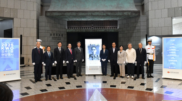 백승주 전쟁기념사업회장(왼쪽에서 네 번째), 김흥태 용인독립기념사업회 이사장(오광선 지사 외손자, 왼쪽에서 다섯 번째), 윤주경 FITI시험연구원장(왼쪽에서 여섯 번째), 전종호 서울지방보훈청장(왼쪽에서 세 번째), 이형진 광복군기념사업회장(왼쪽에서 일곱 번째) 등 내빈이 8일 오후 전쟁기념관에서 열린 오광선 지사 현양행사에서 기념사진을 찍는 모습이다. (출처=전쟁기념사업회)