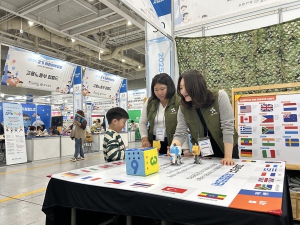 9일 오후 '2025 경기 어린이박람회'에 참가한 어린이들이 전쟁기념관 어린이박물관 부스에서 체험활동 하는 모습이다. (출처=전쟁기념사업회)