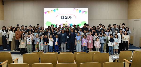 제37기 전쟁기념관 박물관학교 수료생과 학무보, 백승주 전쟁기념사업회장 등이 수료식에서 기념촬영을 하는 모습이다. (출처=전쟁기념사업회)