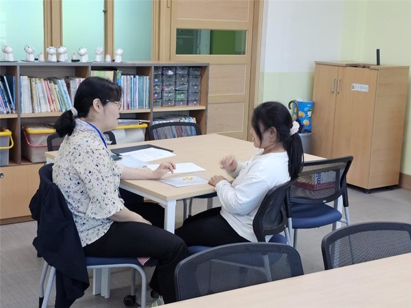 한국어강사와 글자 퍼즐로 학습하는 모습. (사진제공=서울특별시교육청)