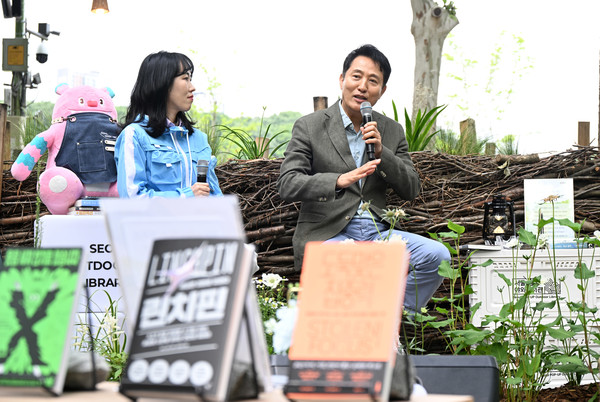 24일(토) 서울국제정원박람회가 진행 중인 보라매공원에서 ‘힙독클럽’ 회원들을 만난 오세훈 서울시장. (출처=서울시)