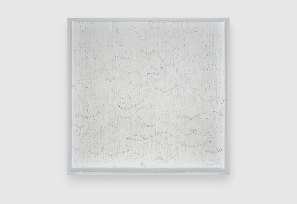 증발하는 물의 주름 no.3 2025 90(h)x90(w)x6(d)cm, 나무 패널과 종이에 과슈, 실, 아크릴 물감. (출처=갤러리전)