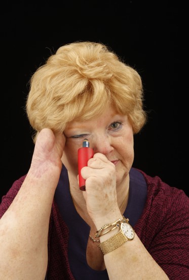 튜빙과 아이라이너, 사라 헨드렌, 케이트린 린치, 2017, 부드럽게 잡히는 튜브, 아이라이너, 가변크기. 조합: 신디 와크 가르니, 사진: 마이클 J. 말로니. (출처=국립현대미술관)