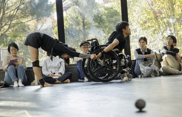 보철(물)로서 움직이기-머신/어포던스/케어, 김원영, 정지혜, 2024, 퍼포먼스. 작가 및 서울문화재단 제공. (출처=국립현대미술관)