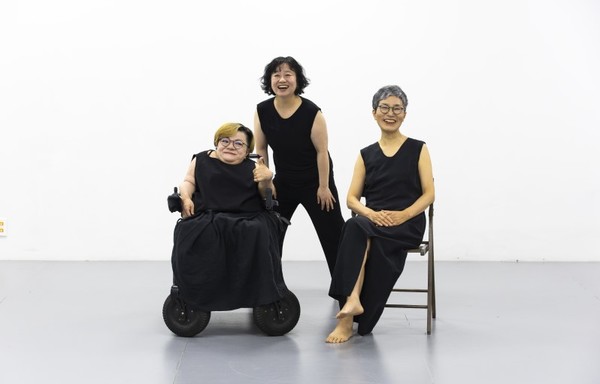 김영옥, 조미경, 이진희, 파도: 나이 듦과 장애의 교차적 만남, 2025, 퍼포먼스, 국립현대미술관 제작지원. (출처=국립현대미술관)