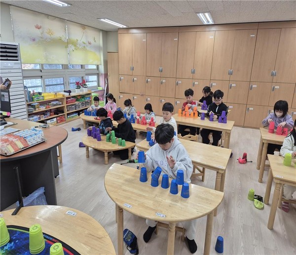 늘봄놀이교실 활동 사진_스포츠 스태킹. (사진제공=서울특별시교육청)