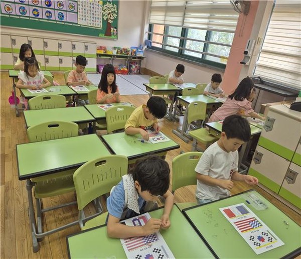 늘봄놀이교실 활동 사진_구슬비즈공예. (사진제공=서울특별시교육청)