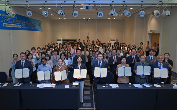 각계 인사들이 플라스틱 오염 없는 지구를 위한 협력과 소통 의지를 표명하며 지지서명에 동참했다. (사진제공=국제위러브유운동본부)