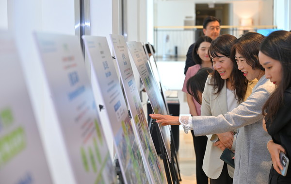 플라스틱 오염의 실태와 해결 방안을 다룬 패널 전시를 살피는 참가자들. (사진제공=국제위러브유운동본부)