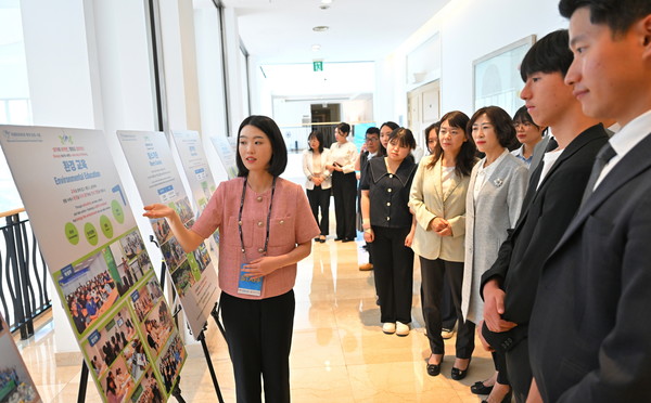 플라스틱 오염의 실태와 해결 방안을 다룬 패널 전시를 살피는 참가자들. (사진제공=국제위러브유운동본부)