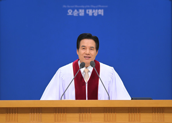 오순절 대성회에서 설교 중인 하나님의 교회 총회장 김주철 목사. (사진제공=하나님의교회)