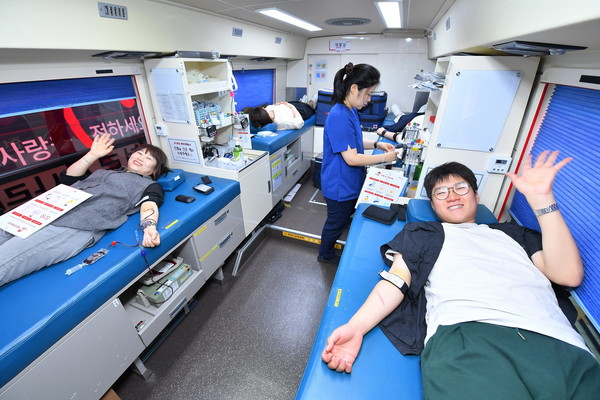 19일 '새예루살렘 판교성전'에서 열린 헌혈 행사에서 참가자들이 밝게 웃으며 생명나눔에 동참하고 있다. (사진제공=하나님의교회)