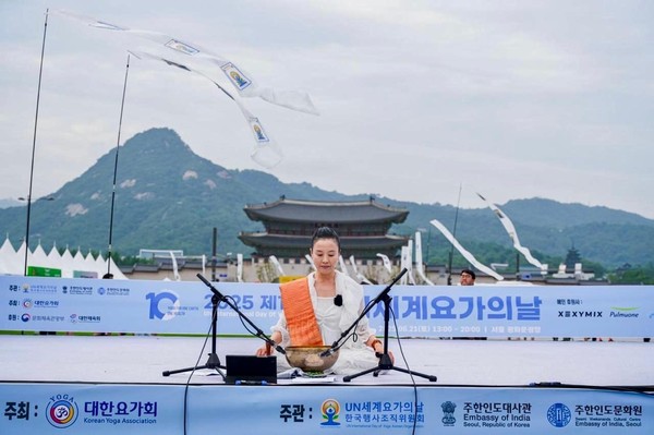Ms. Yoon Jeong-hye, a Professor of Meditation Yoga and the lead instructor of the Korea Yoga Association, captivates participants by demonstrating yoga poses on-site. (Credit=Embassy of India)
