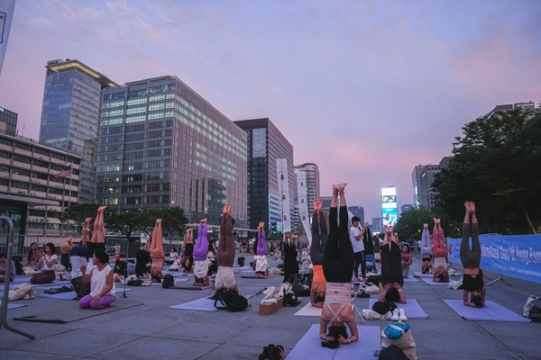The yoga practice program continues until late in the evening, allowing participants to engage in yoga exercises. (Credit=Embassy of India)
