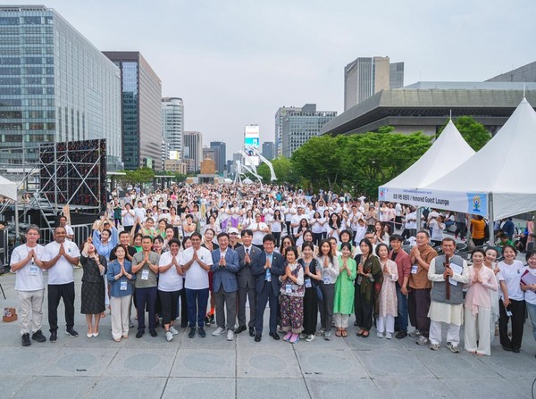 A commemorative photo taken with the event organizers and the participants who gathered at the event. (Credit=Embassy of India)