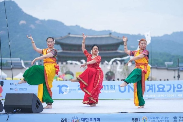 The yoga performance team presents a celebratory performance at the Gwanghwamun Square. (Credit=Embassy of India)