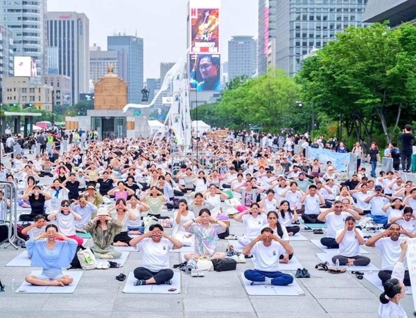 More than 700 yoga practitioners have gathered to perform yoga poses. (Credit=Embassy of India)