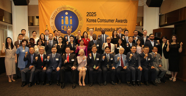On Tuesday, June 24, the winners and guests of the 2025 Korea Consumer Awards gathered for a group photo at the Korea Press Center. (Credit=SeoulCity DB)