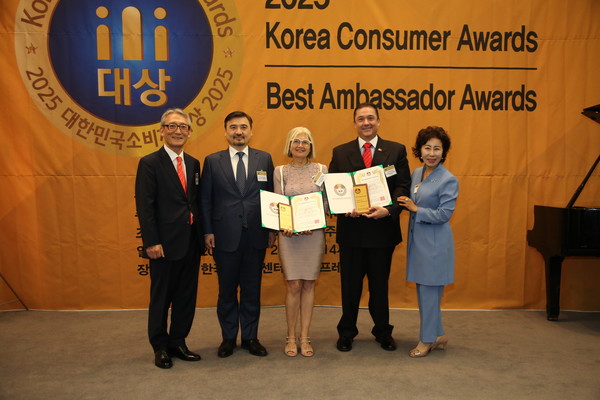 The Ambassadors of Turkey and Italy are taking a commemorative photo after receiving the Best Ambassador Award. (Credit=SeoulCity DB)