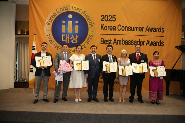 The Global Best Company Awards recipients took a commemorative photo together with the Best Ambassador Award winners. (Credit=SeoulCity DB)