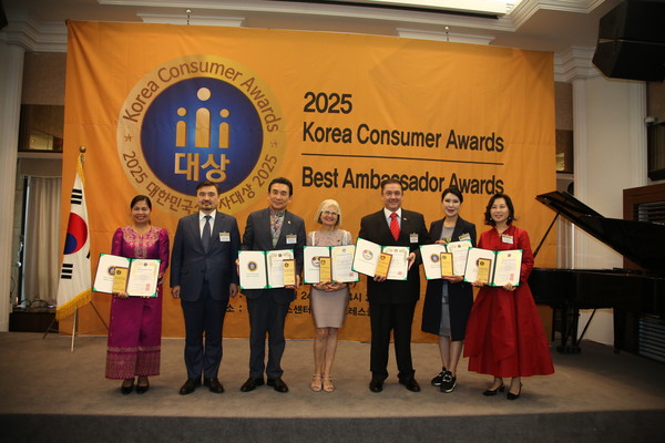 The Individual Awards recipients took a commemorative photo together with the Best Ambassador Award winners. (Credit=SeoulCity DB)