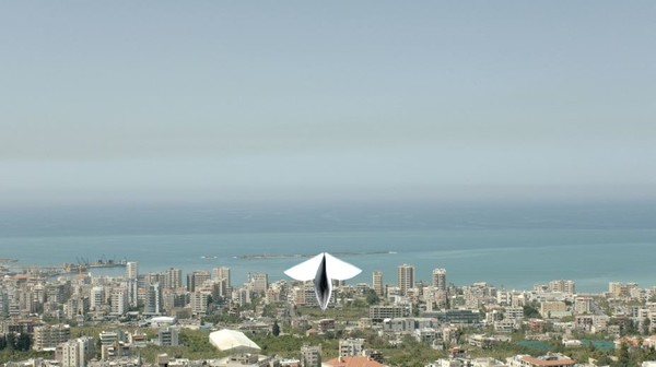 아크람 자타리, , 2013, 영상 설치; 단채널 영상(×2), 컬러, 사운드/무음; 빈티지 의자 1개, 스툴 8개, 영상: 35분 58초, 1분 20초, 빈티지 의자: 85×56×44cm, 스툴: 44×37.5×37.5(×8)cm, ed.5/7, 국립현대미술관 소장