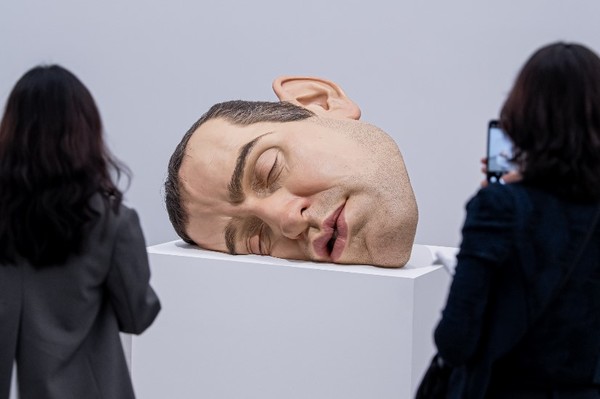 《론 뮤익》 전시회 관람 모습 (출처=국립현대미술관)