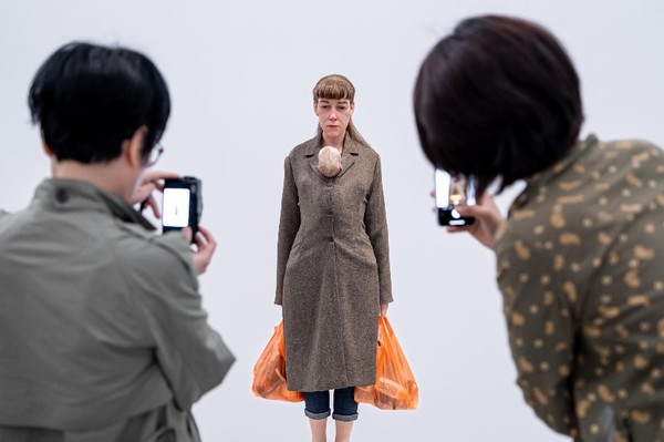 《론 뮤익》 전시회 관람 모습 (출처=국립현대미술관)