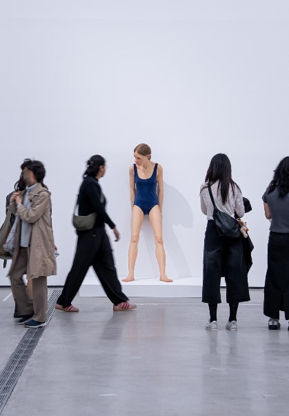 《론 뮤익》 전시회 관람 모습 (출처=국립현대미술관)