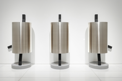 엄태정 〈낯선자의 은신처-은빛 베일 출현 I, 출현 II, 출현 III〉, 2025, 알루미늄77.6(dia) x 210(h)cm x 3 pcs
