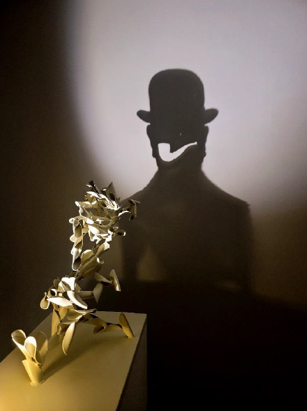 엄익훈, 르네 마그리트 - 신뢰 _ 그림자(René Magritte - Good faith) _ shadow, steel, 2024, LED, urethane paint, 280×480×410 (H)mm (출처=표 갤러리)