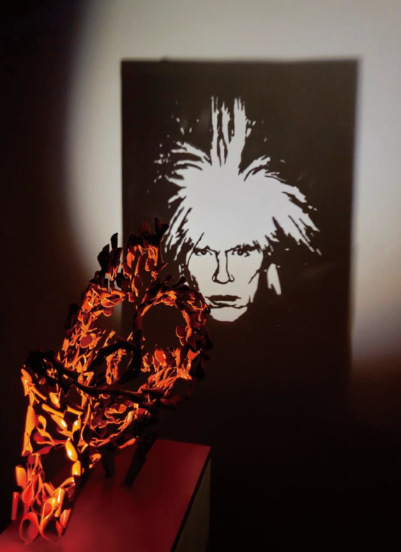 앤디 워홀 - 자화상 _ 그림자 (Andy Warhol - Self-portrait) _ shadow, 2025 steel, LED, urethane paint,260×500×500(H)mm  (출처=표 갤러리)
