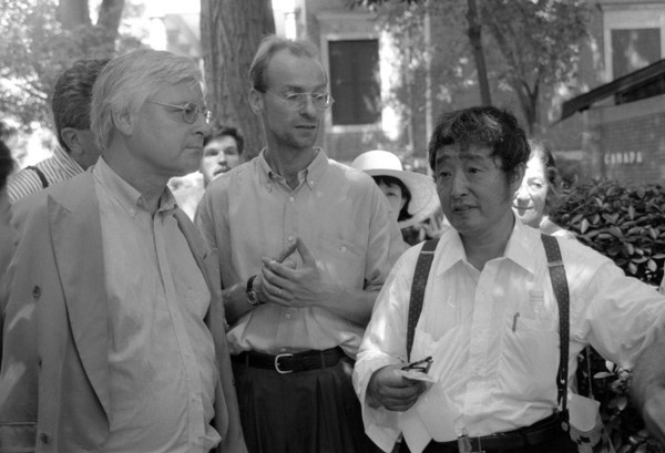 베니스 비엔날레 작품설치 중인 백남준, 1993(c.마크 패츠폴) (출처=MMCA 미술연구센터 아카이브)