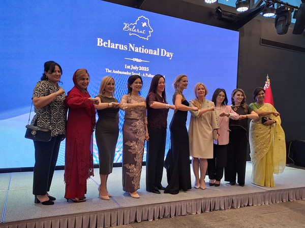 The ambassadors’ spouses attending the event are posing for a commemorative photo. (Credit=SeoulCity News)