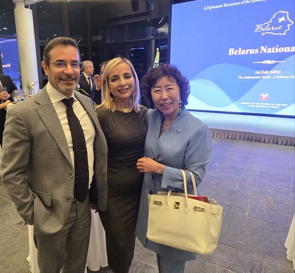 Ambassador of Ecuador Patricio Esteban Ttoya Suarez with Madam Cathalina the presient of ASAS posed with Joycho co-chairman of Seoulcity