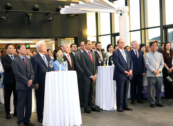 The ecent brought together 130 guests, including heads andrepresentatives of more than 35 foreign diplomatc missions, distinguished figures fro Korea's culture academic and sports communites, as well as members of the Belarusian diaspora