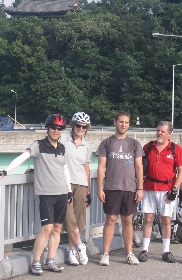 주한대사문화친선협회는 9월부터 서울에 거주하거나 방문하는 외국인 신청자들에게 서울 도심 역사 투어를 시작합니다. (사진=주한대사문화친선협회)