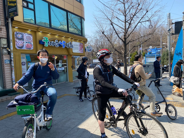 매월 첫째 셋째 일요일 아침 10시 지하철 시청역 5번 출구에서 떠나는 주한대사문화친선협회 주최 서울 도심 역사 투어는 참가자들의 안전을 위해 선착순으로 여섯 명의 신청을 받아 진행합니다. (사진=주한대사문화친선협회)